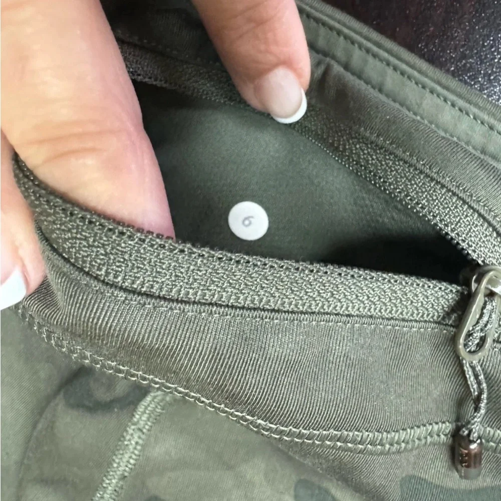 Lululemon sz 6 Camouflage capri Leggings - Picture 6 of 6